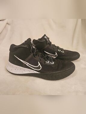 Nike Men's Kyrie Flytrap 4 Basketball Shoes
